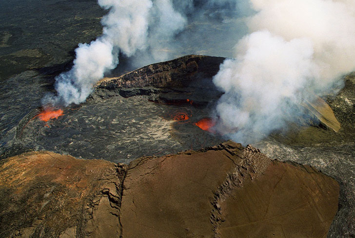 火山噴出濃煙和岩漿